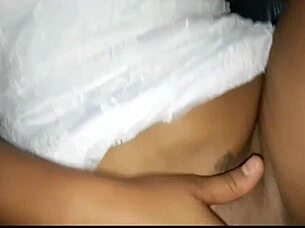 deitado na cama vendo videos de ester tigresa tocando aquela bronha mas nao imaginava que ela ia chegar ali no quarto e dar a buceta para ele.