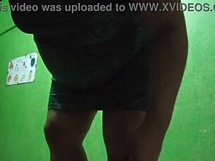 Mi madrastra se graba en vestido y sin calzones y me manda el video