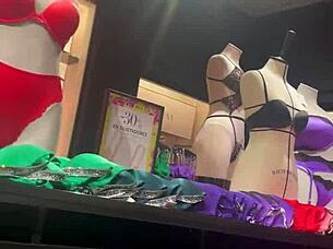 Jovencita Amateur Se Desnuda En La Calle Comprando Lencería