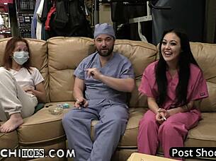 المريضة بلير سيليست تُورغازم على الاهتزازي في مكتب الطبيب