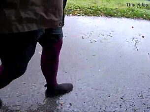 Strumpfhose worn outdoor in public, what a tempting contrast