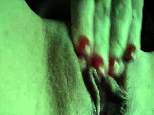 Me aprieto el clítoris con la conchita sensible recién cogida