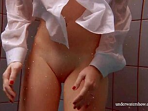 Velike joške rdečelaske Lole gole pod vodo v bazenu, kot bivša punca 😍