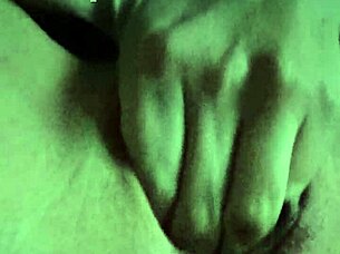 Me aprieto el clítoris con la conchita sensible recién cogida