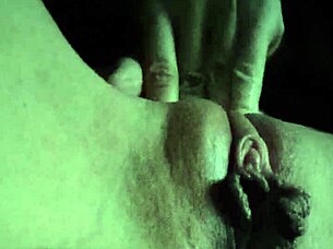 Me aprieto el clítoris con la conchita sensible recién cogida