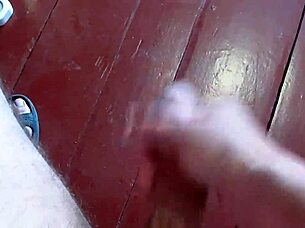 homemade handjob leads to big cumshot 😏