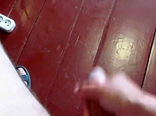 homemade handjob leads to big cumshot 😏