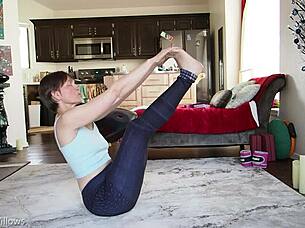 Yoga lesson turns into intense shaved pussy play