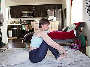 Yoga lesson turns into intense shaved pussy play