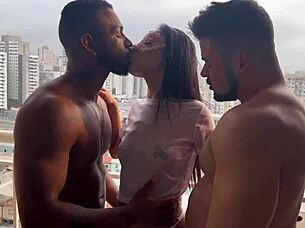 Moreno e Alemao pega magrinha na sacada veja completo no red ou sheer