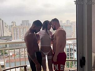 Moreno e Alemao pega magrinha na sacada veja completo no red ou sheer