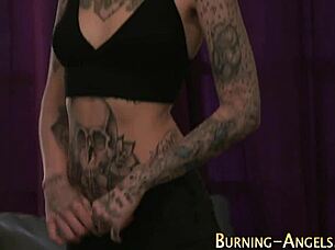 pretty emo babe rubs muff