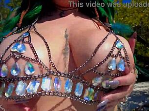 Да ли врућа латина тресе сисе и дупе на плажи?