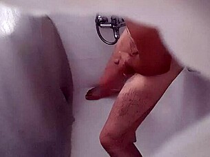 camara oculta companero de piso follandose con el desatascador masturbation anal gay