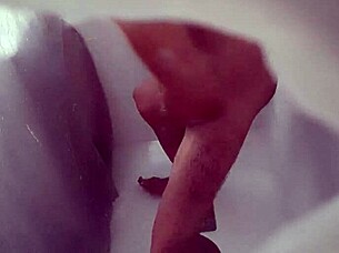 camara oculta companero de piso follandose con el desatascador masturbation anal gay