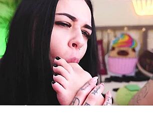 I love worshipping her feet and pussy.