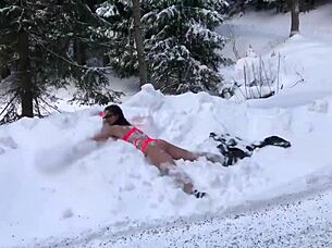 Cette bombe de barbara est la reine de lexhibition