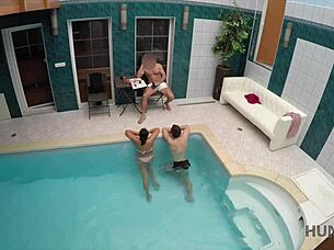 Красотка ныряет в бассейн и ублажает хозяина. Какова ее тайная игра?