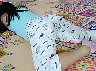 Increible madrastra se dejo ver las bragas mientras la follan por el culo y casi la descubren tragando toda la polla