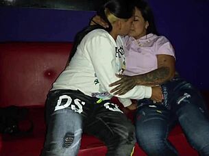 consintiendonos los coños en la disco, besándonos y lamiendo nuestros coños