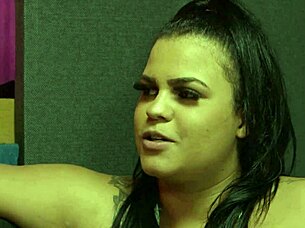 Does Hellen Almeida Masturbate in Lingerie?