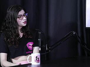 Yumi Trap Ignores Legs In Passionate Encounters