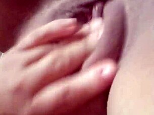 sou viciada em me masturbar, reaching orgasm solo with small tits