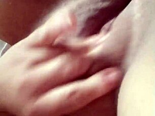 sou viciada em me masturbar, reaching orgasm solo with small tits