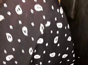 I went to the swing and made the 18-year-old suck my dick in the gloryhole, she drank all the cum