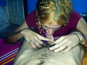 una chica mona con maquillaje verde da una chupada bisexual a amateurs