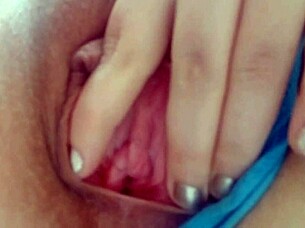 Watch this milf rub her wet pussy close up, fingering until she cums.