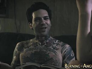 فتاة إيمو تُشرج من الخلف! زب عملاق يمددها!