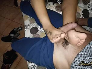 This mature wife adores cum dripping down her face from blowjob 😋