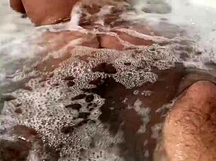 rebolando na pika do novinho