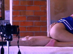 Hej, universitetsstudent utforskar vilda fantasier med vän