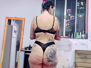 A delicious meal to admire: seductive display by a voluptuous white lass