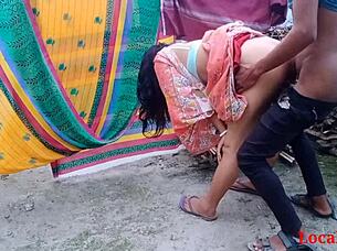 Indian bhabi enjoys outdoor sex with handjob on webcam.