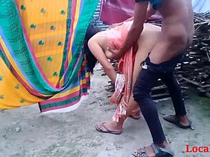 Indian bhabi enjoys outdoor sex with handjob on webcam.