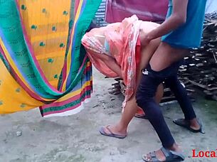 Indian bhabi enjoys outdoor sex with handjob on webcam.