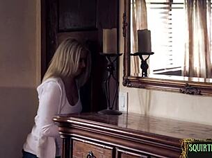 gorgeous dyke enjoys squirting after oral