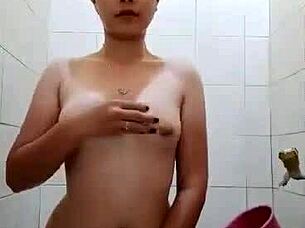 Quay Lên Bạn Gái Mặt Giống Y Trương Quỳnh Anh Vừa Tắm Vừa Rửa Bồn