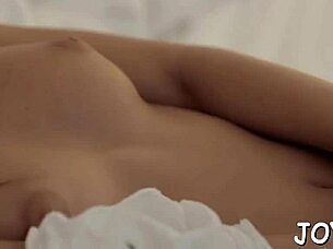 Does solo honey toy her pussy?