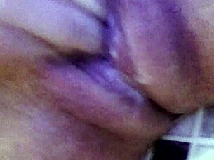 metiendo mano a mi zorra caliente hasta que squirt