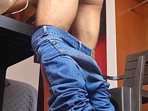 Špehuju argentinskou sekretářku Nataly při sexu s jiným chlapem