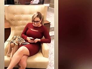 Depois de uma noite de balada, esposa novinha chamou eu e sentou no sofá para conversar