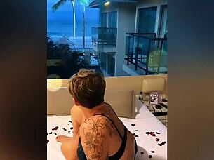 Depois de uma noite de balada, esposa novinha chamou eu e sentou no sofá para conversar