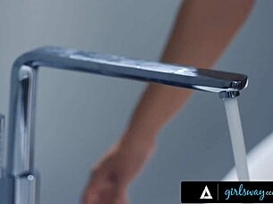 lexi luna e moglie godono leccandosi figa in bagno romantico