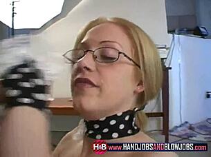 Jessika Spex wichst Schwanz hart