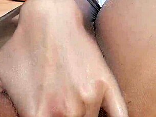 Close-up pantyhose masturbatie met intense squirting actie