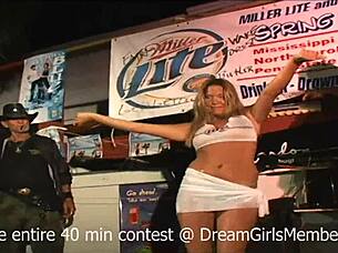 Sıcak Üniversite Kızları Bar Yarışmasında Islak Tişörtlerini Çıkarıyor! Rüya Kızlar Bronz Çizgilerini ve Kirli Tenlerini Sergiliyor